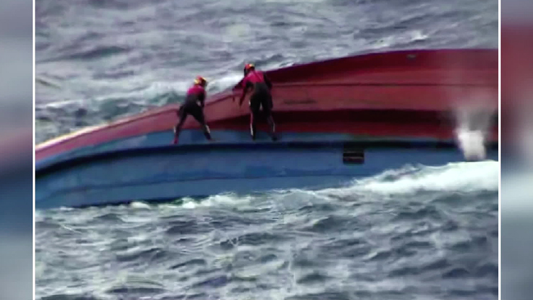 파도에 뒤집힌 어선…2명 구조·1명 사망·6명 실종
