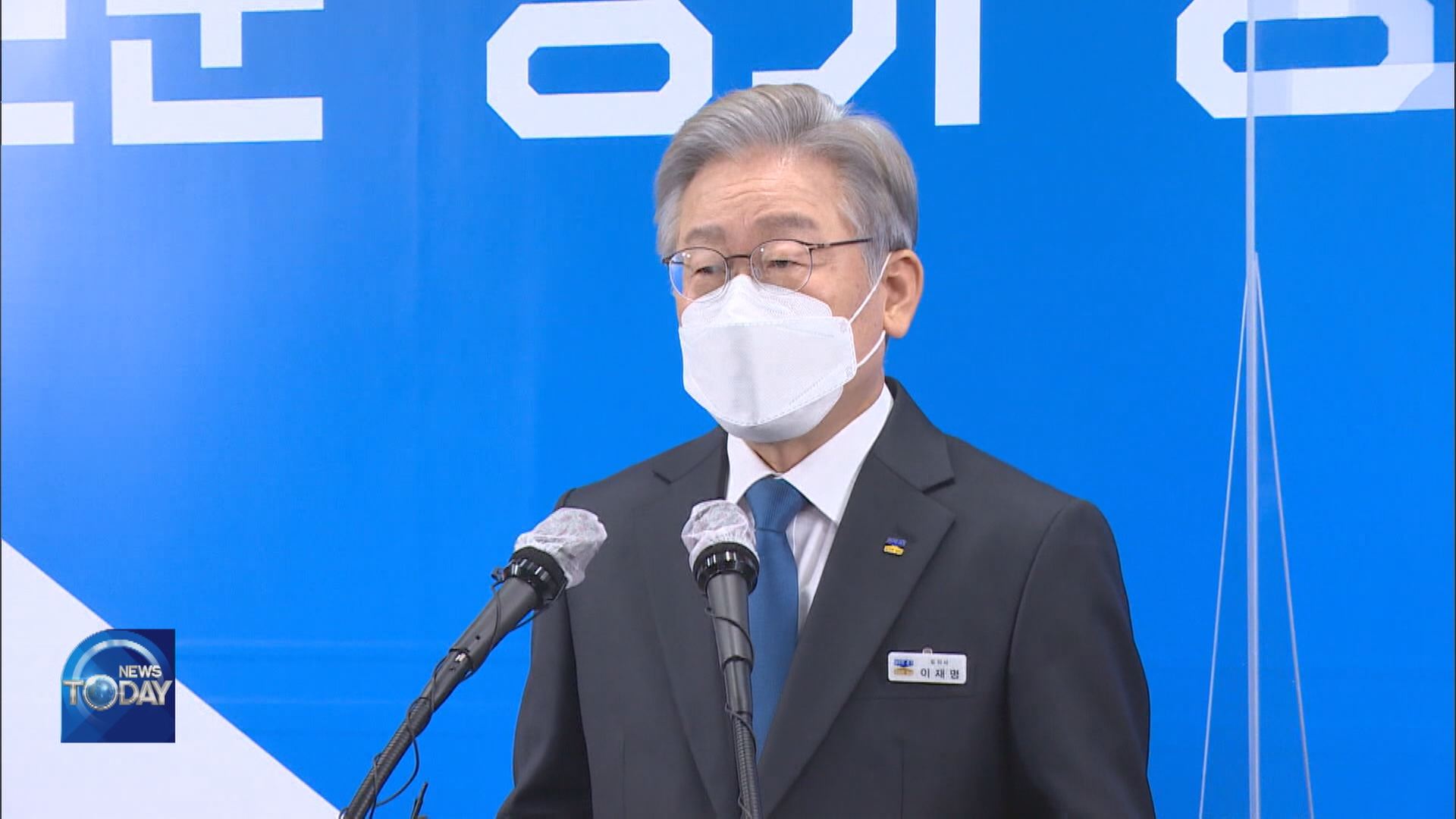 LEE JAE-MYUNG MEETS WITH PRES. MOON