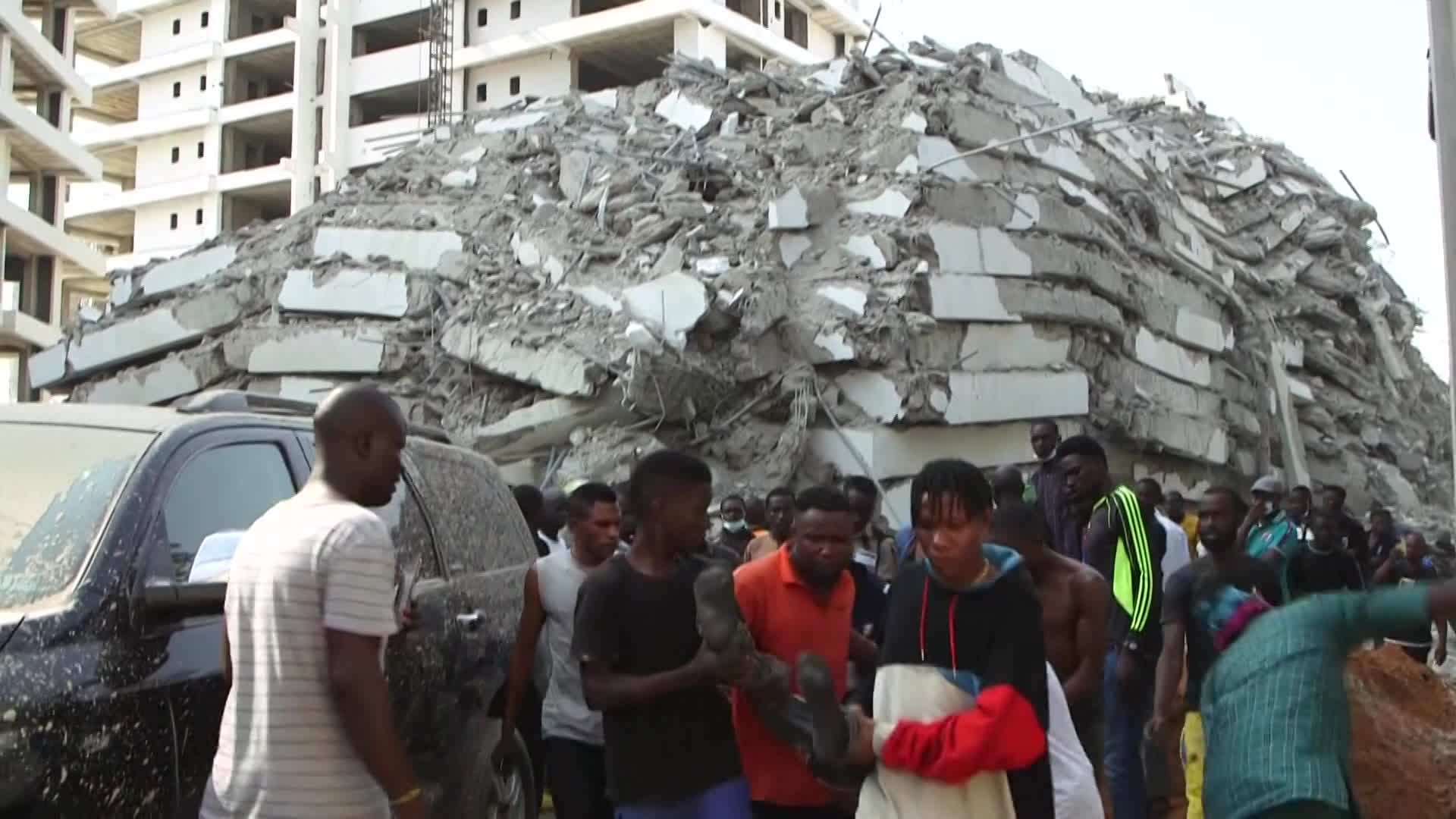 나이지리아 라고스, 22층 건물 공사 중 붕괴…최소 3명 사망·100여 명 실종