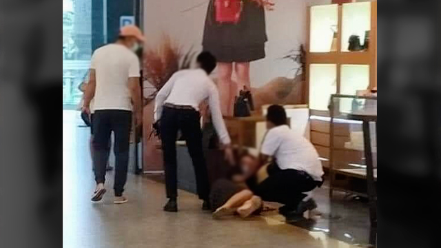 시위 중 붙잡힌 여성 등 시위대 2명이 경비들로부터 폭행당하고 있다. 미얀마 양곤 미얀마플라자, 어제(25일)
