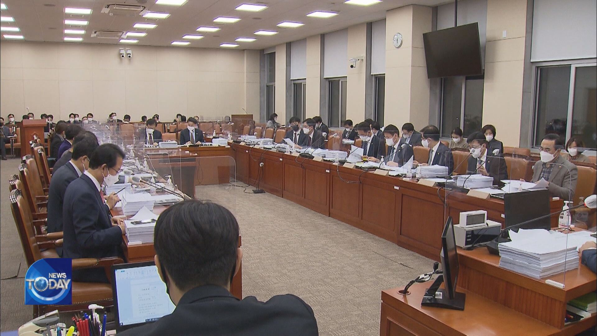 RIVAL PARTIES AGREE ON TAX BREAKS