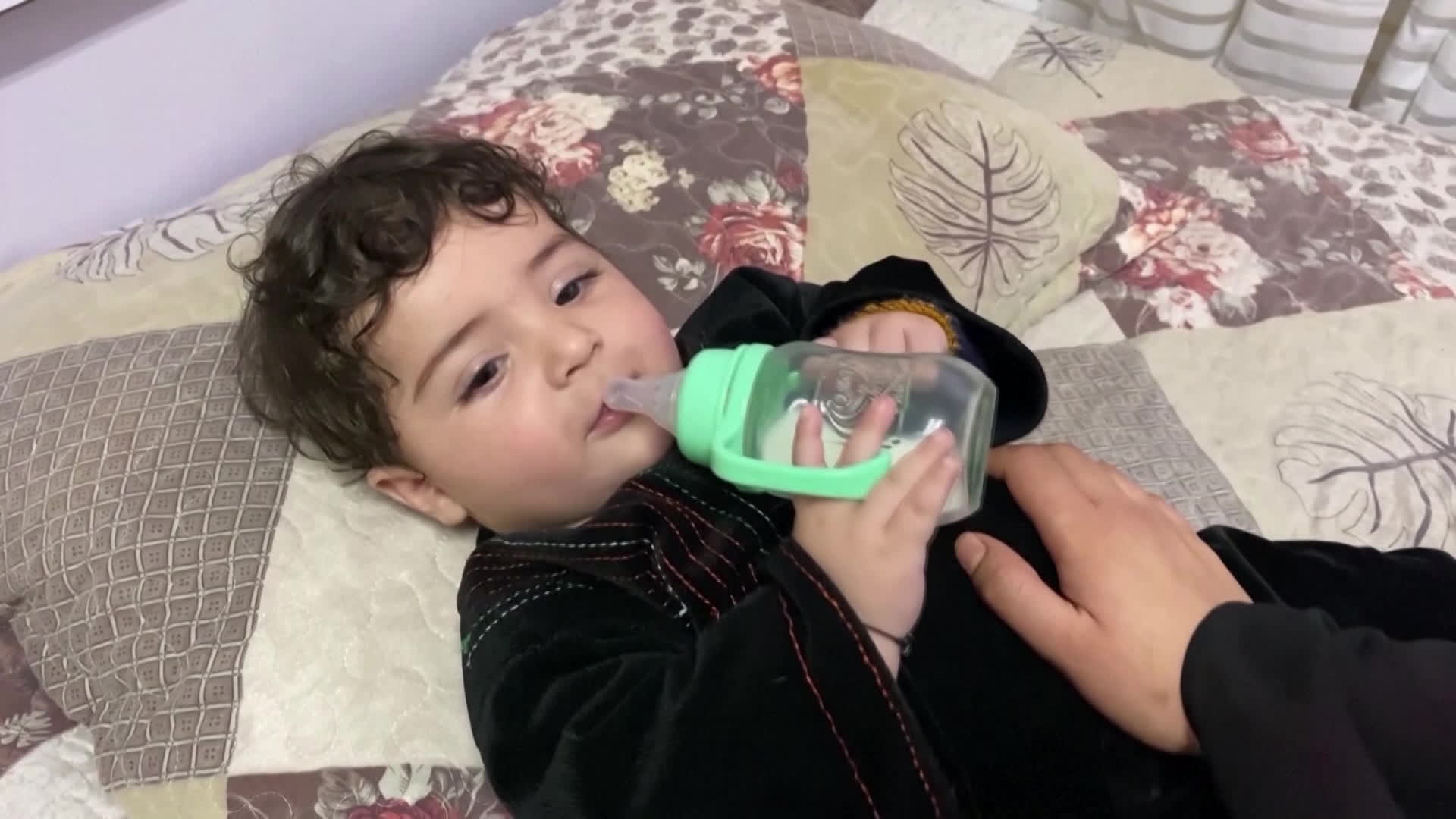 [톡톡 지구촌] 아프간 공항서 생이별한 아기, 5개월 만에 ‘가족 품으로’