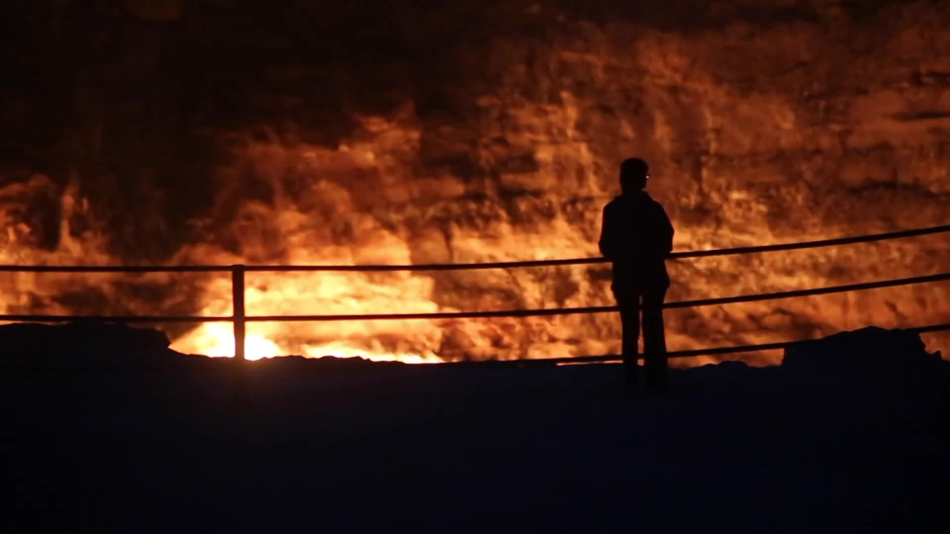 [톡톡 지구촌] 투르크메니스탄 “40년 넘은 ‘지옥의 문’ 불길 잡아라”