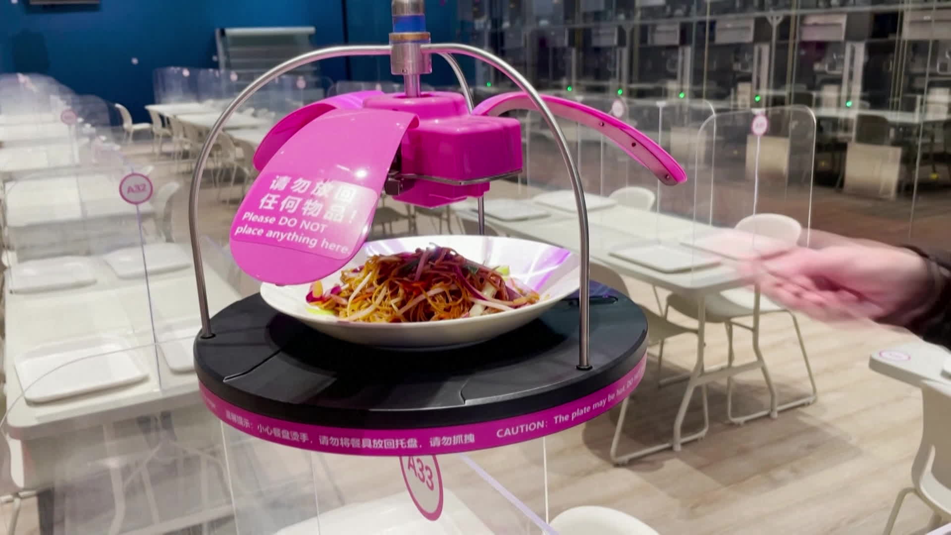 [톡톡 지구촌] 천장에서 음식 배달…베이징 동계올림픽 ‘로봇 식당’ 공개
