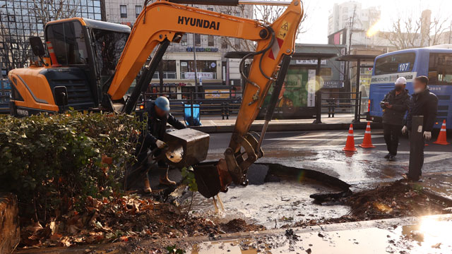 서울 종로5가역 인근 도로에 ‘땅꺼짐’…“교통사고 등 피해 없어”