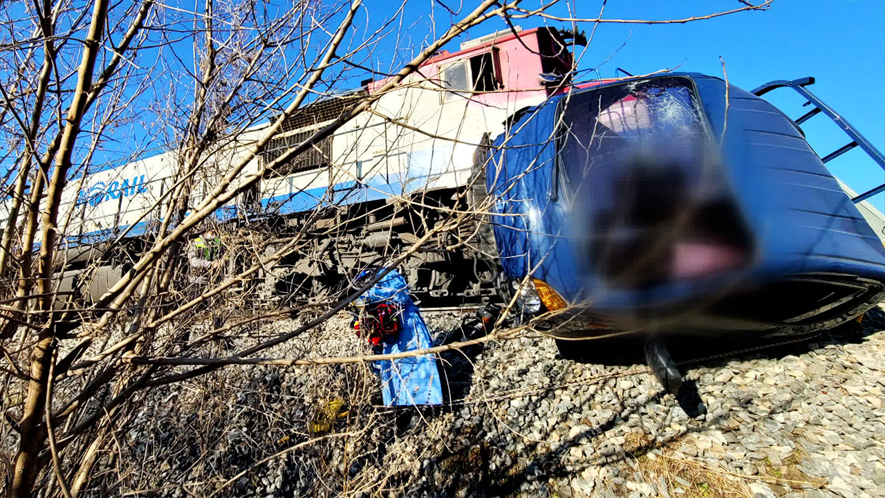 철도 건널목에서 열차-화물차 충돌…2명 사망