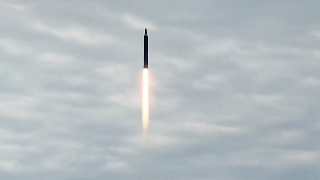 북한 ‘ICBM 추정’ 미사일 발사…20km 미만 고도서 공중폭발