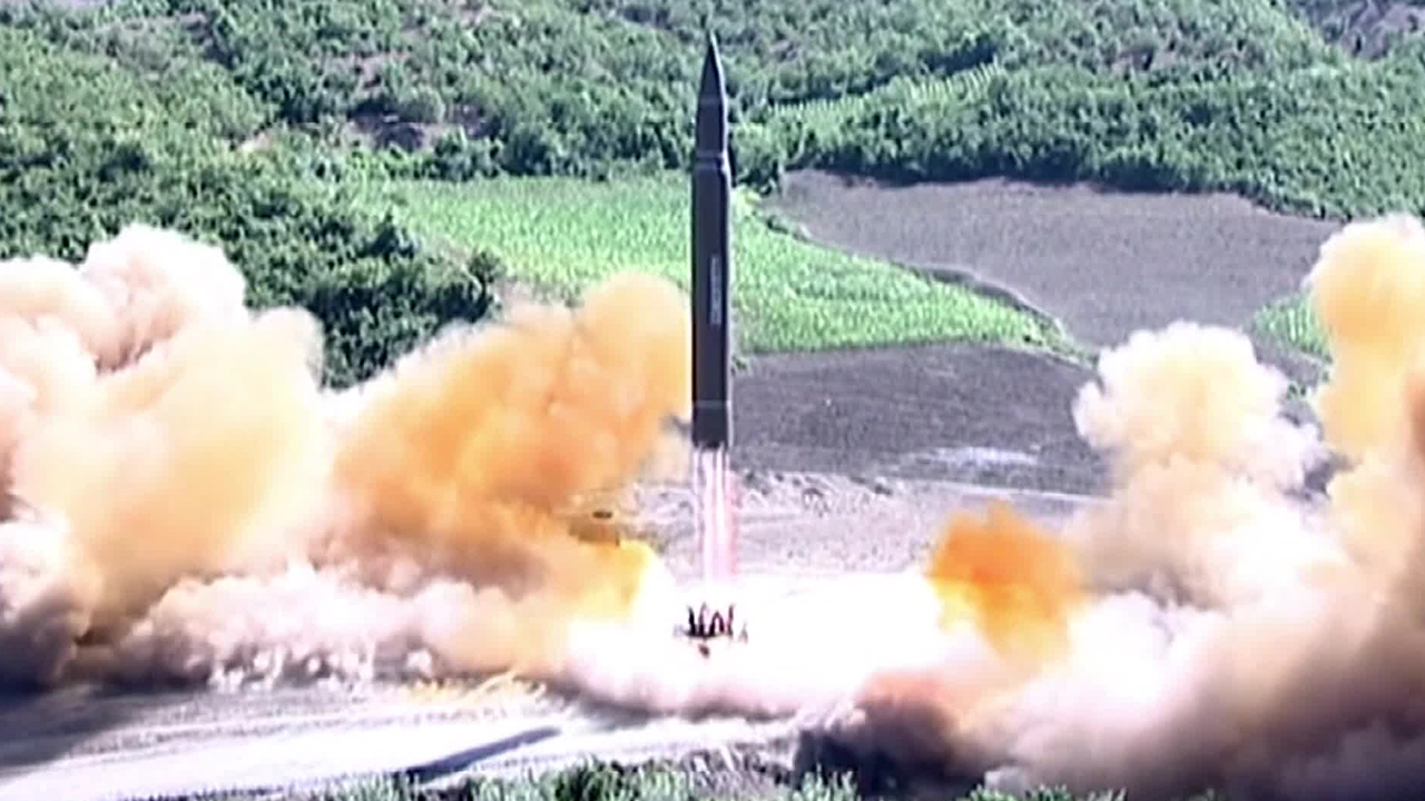 북, ICBM 고각 발사…“고도 6천·거리 천80km”