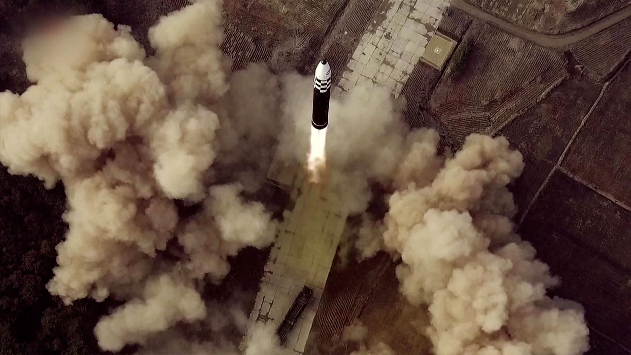 북 “화성-17형 발사 대성공”…ICBM 발사 영상 공개