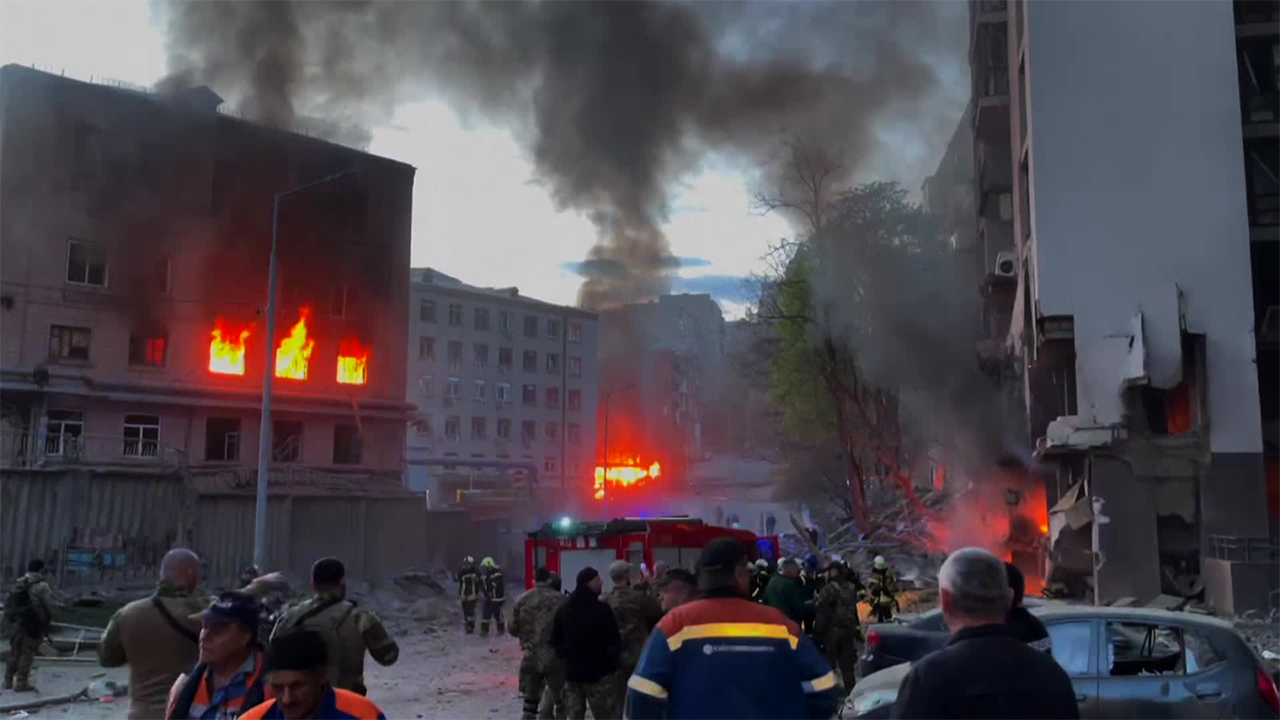 러, 키이우 시내 미사일 폭격…우크라 군, 마리우폴서 결사 항전