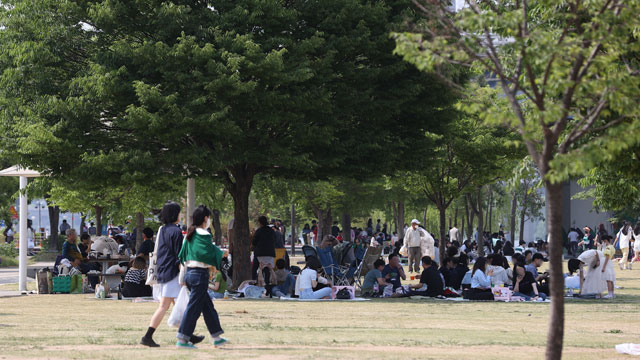 오늘 대체로 맑고, 낮 기온 대부분 30도 안팎