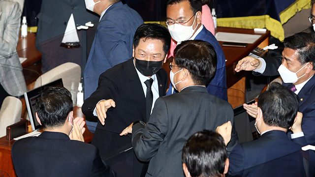 헌재, 김기현 징계 효력정지 가처분 인용…국민의힘 “사필귀정”