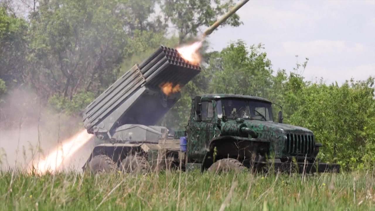 우크라 동부 전선 화학공장 큰 불…“러, 루한스크 전역 점령 가능성”
