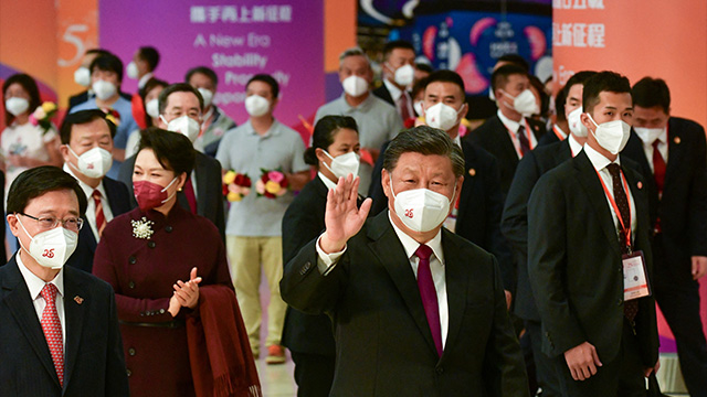시진핑과 단체 사진찍은 홍콩의원 코로나19 확진