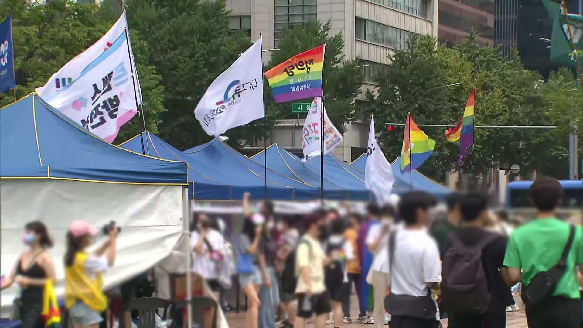 ‘퀴어 축제’ 3년 만에 서울광장 개최…갈등도 다시 점화