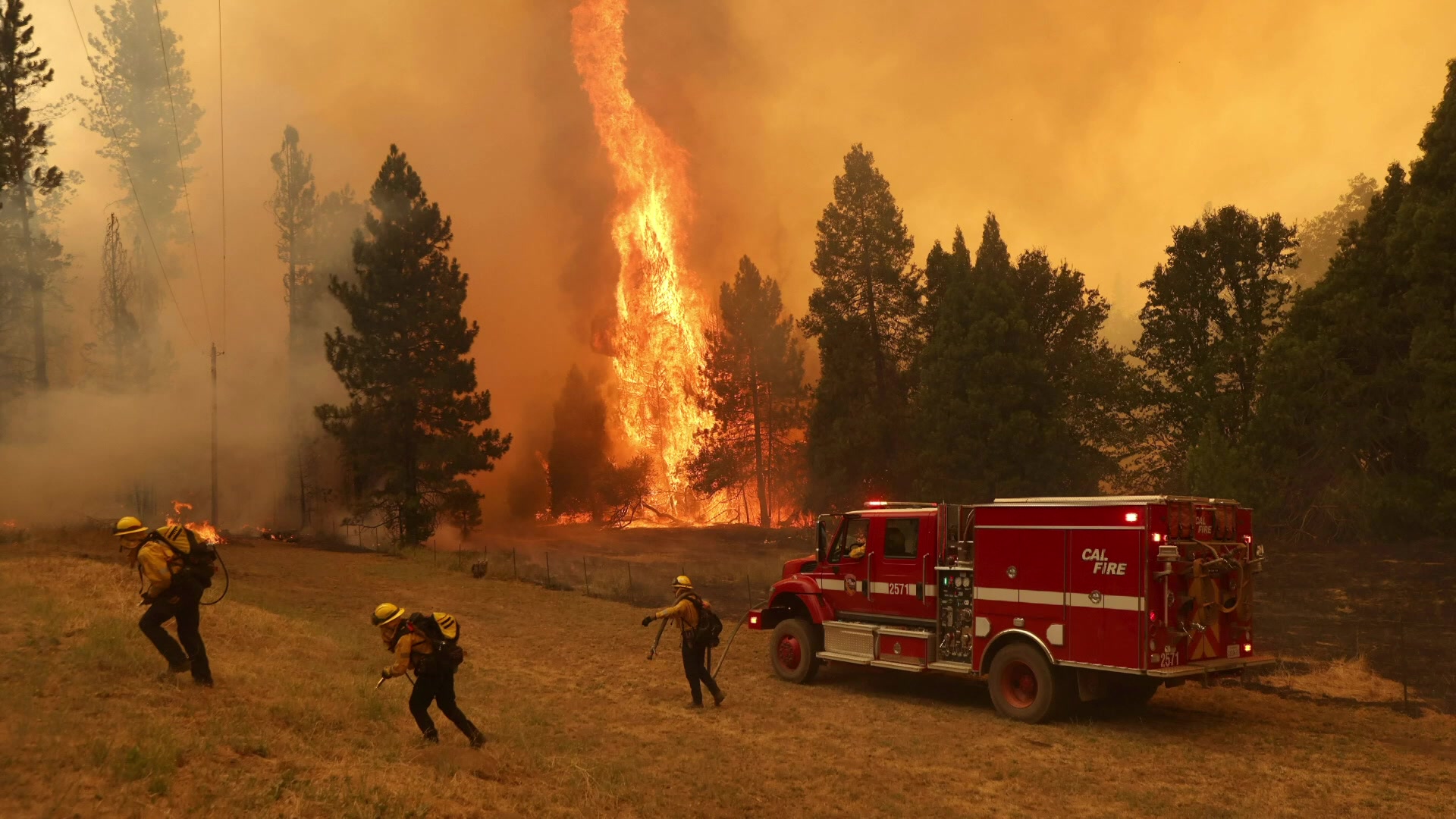 [지구촌 포토] 미 캘리포니아 또 솟구치는 불길