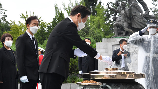 이재명 대표, 첫 일정으로 현충원 참배…“숭고한 희생 잊지 않겠다”