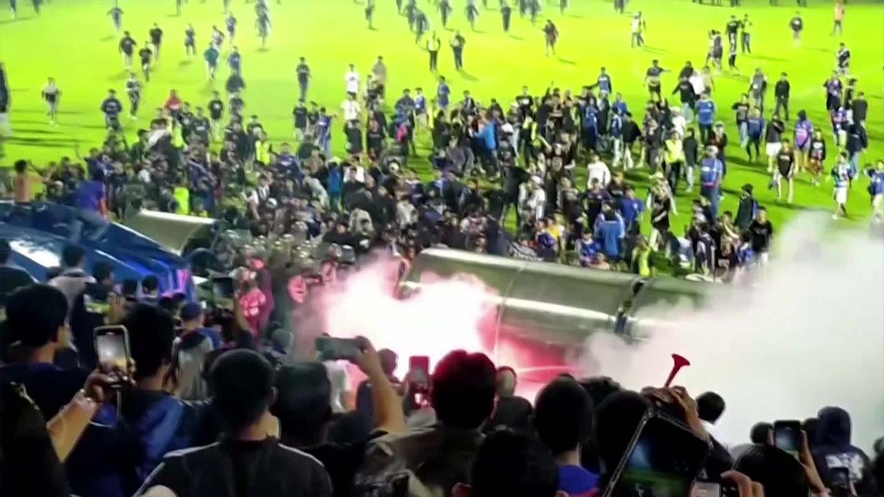 인도네시아 축구장 관중 난입에 최루탄 발사…120여 명 사망