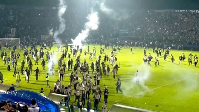 “중복 집계된 듯” 인니 축구장 참사 사망자 125명으로 수정