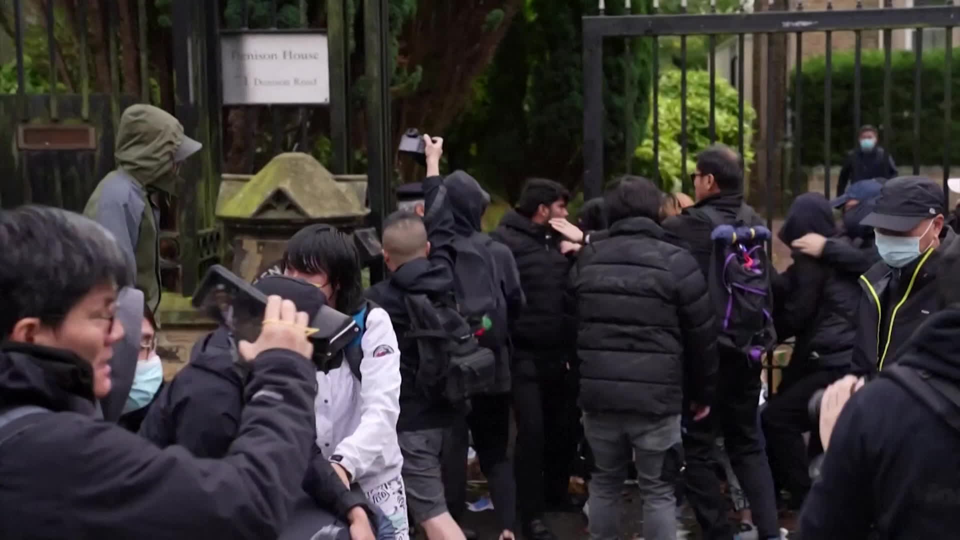 영국 주재 中 영사관 앞 ‘시진핑 규탄 시위대’ 끌려가 구타