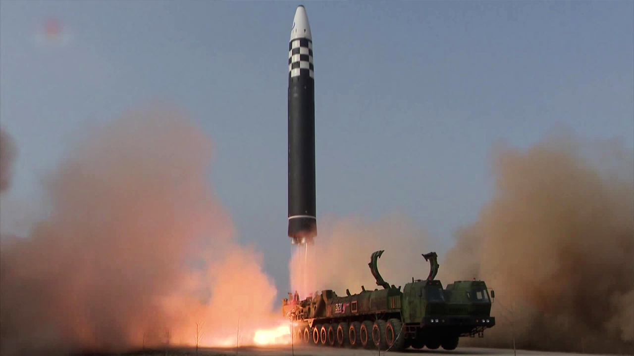 북, 화성-17형 추정 ICBM 발사…도발 수위 연일 고조
