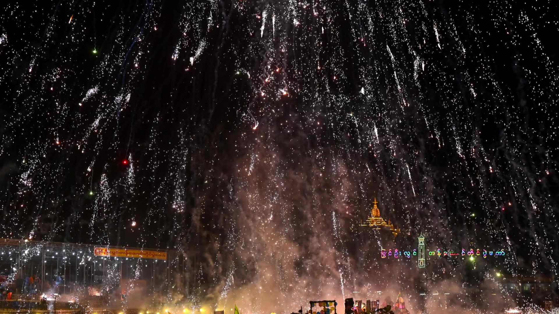 [지구촌 포토] 별빛이 쏟아지는 미얀마의 밤…‘타자웅다잉 축제’
