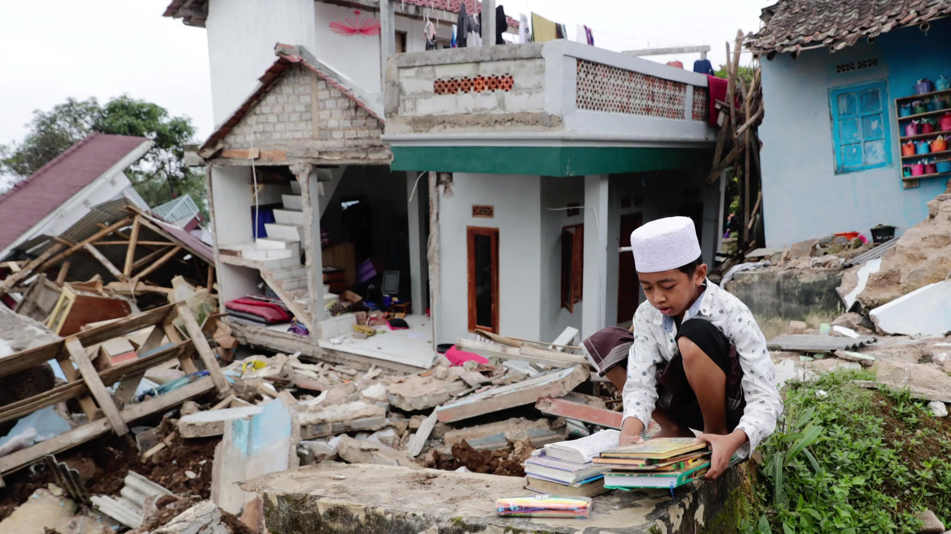 [지구촌 포토] 친구 잃은 슬픔…인도네시아 지진