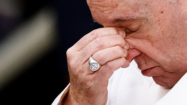 프란치스코 교황, 우크라이나 언급하다 말 못잇고 눈물만