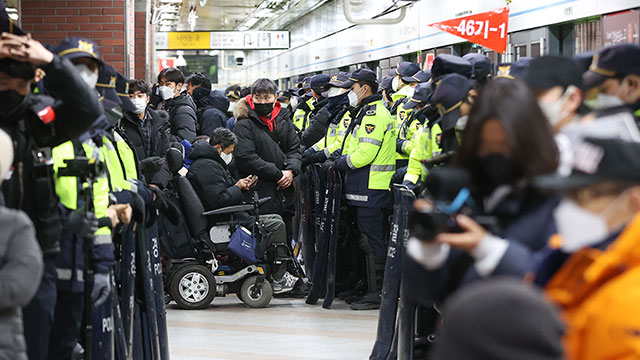 전장연 기습 시위…동대문역사문화공원역서 승차 저지 당해