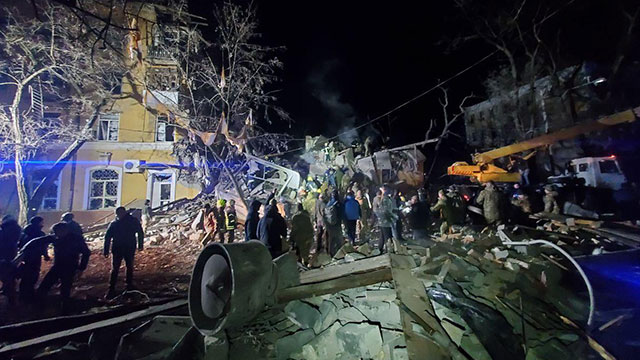 우크라 아파트에 또 한밤중 폭격…“최소 23명 사상”