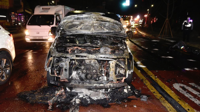 서울 구로구서 달리던 SUV에 불…차량 전소
