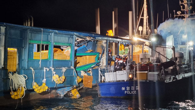 여수 해상서 화물선-어선 충돌…9명 부상