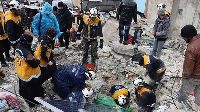 시리아 반군 지역 구조 난항…“맨손으로 건물 잔해 치워”