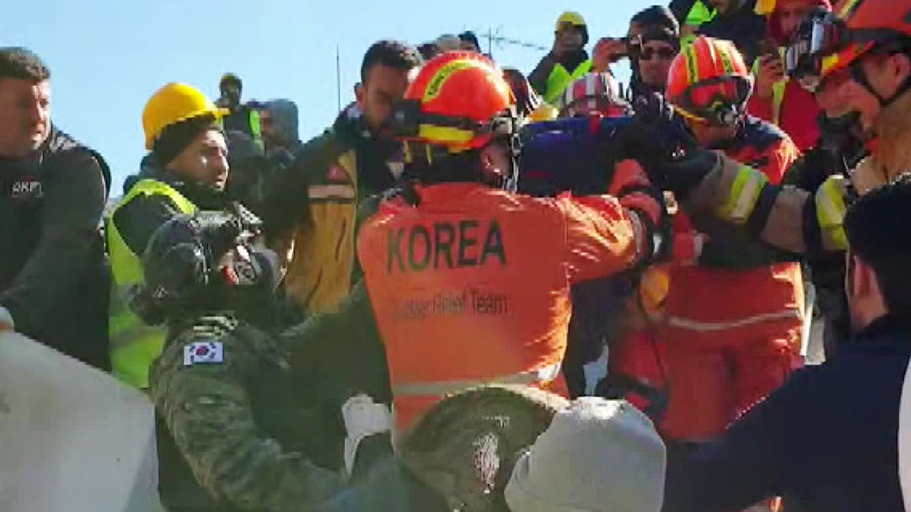 한국 긴급구호대, 생존자 구조…아다나 공항엔 이재민들로 ‘인산인해’