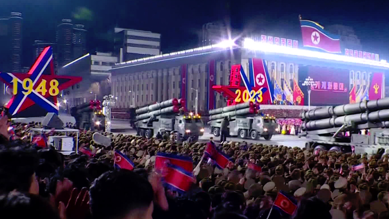[이슈&한반도] 北 열병식…연설 없이 신형 미사일 공개