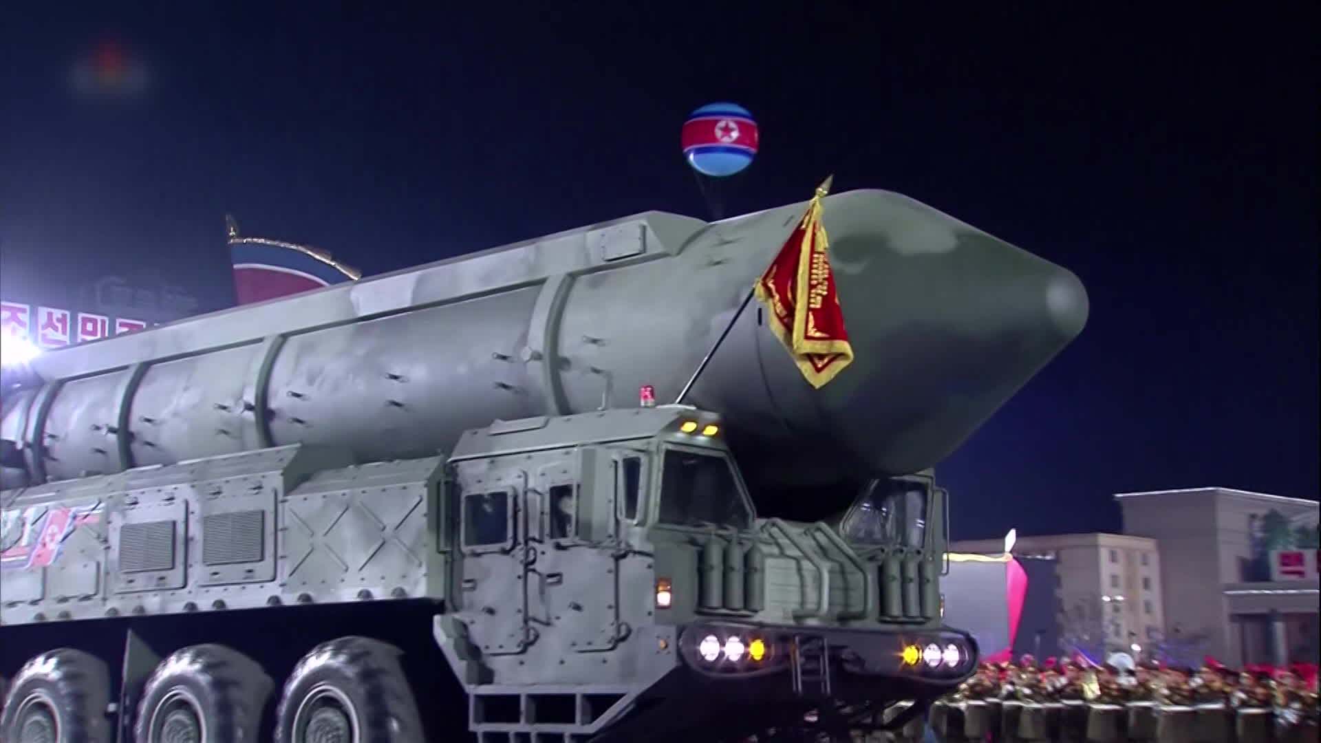 열병식서 첫 공개한 ‘고체 연료’ ICBM 시험발사 했나?