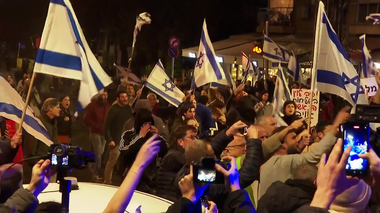이스라엘 ‘사법 개혁’ 강행에 격해지는 시위…국방장관 해임