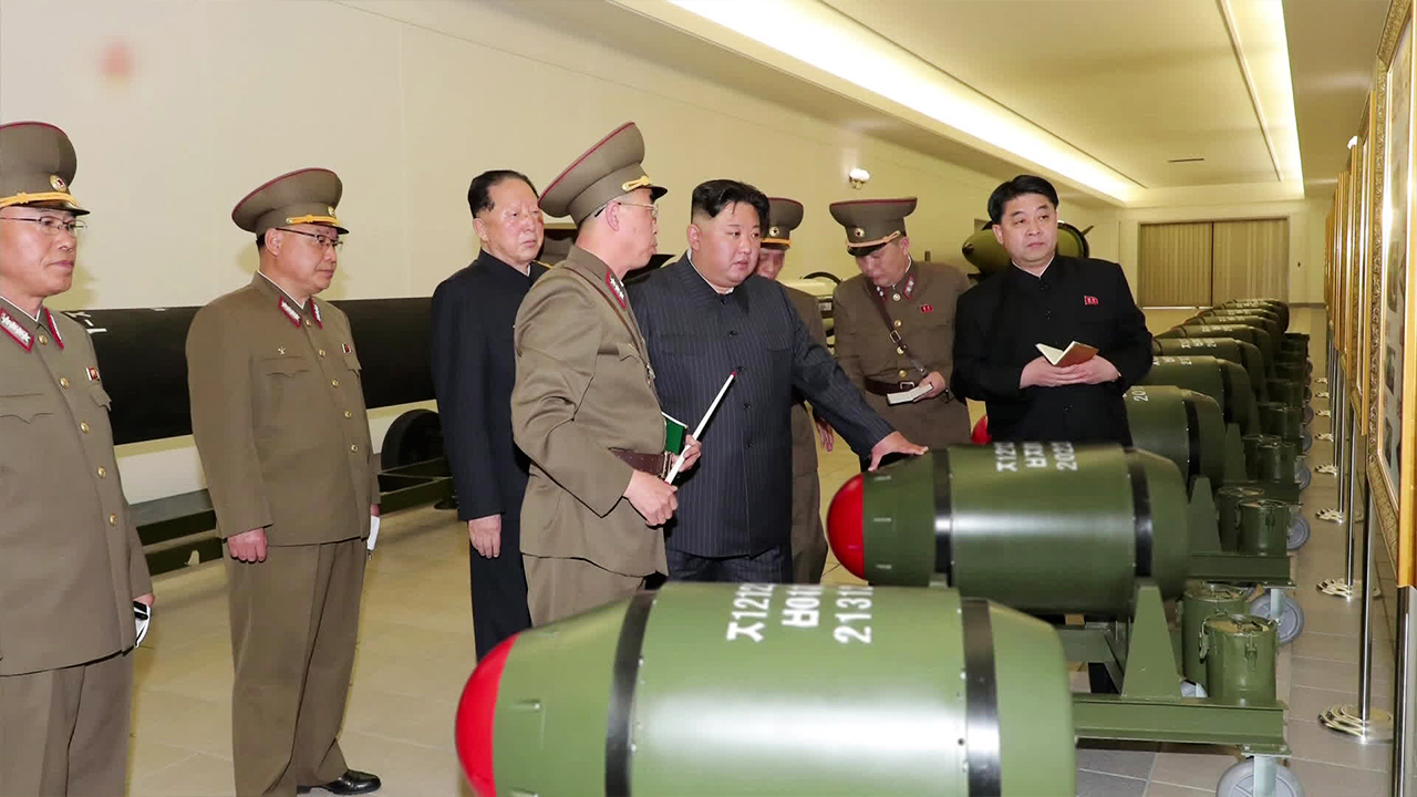 북, 전술핵탄두 첫 공개…“언제든 핵무기 쓸 수 있게”