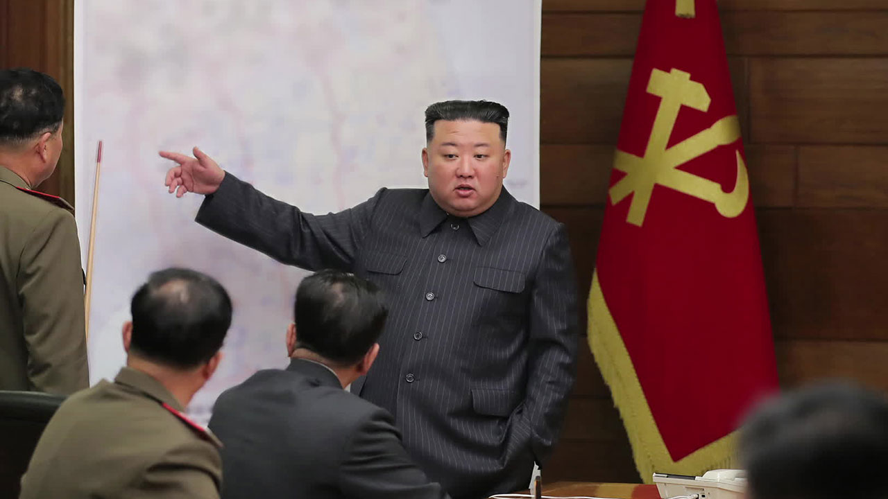 남한 지도 앞에 선 김정은…정부 “북한 무책임한 태도 강한 유감”