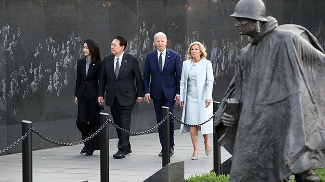 한미 정상, 한국전 참전용사 기념비 참배…백악관서 친교 시간도