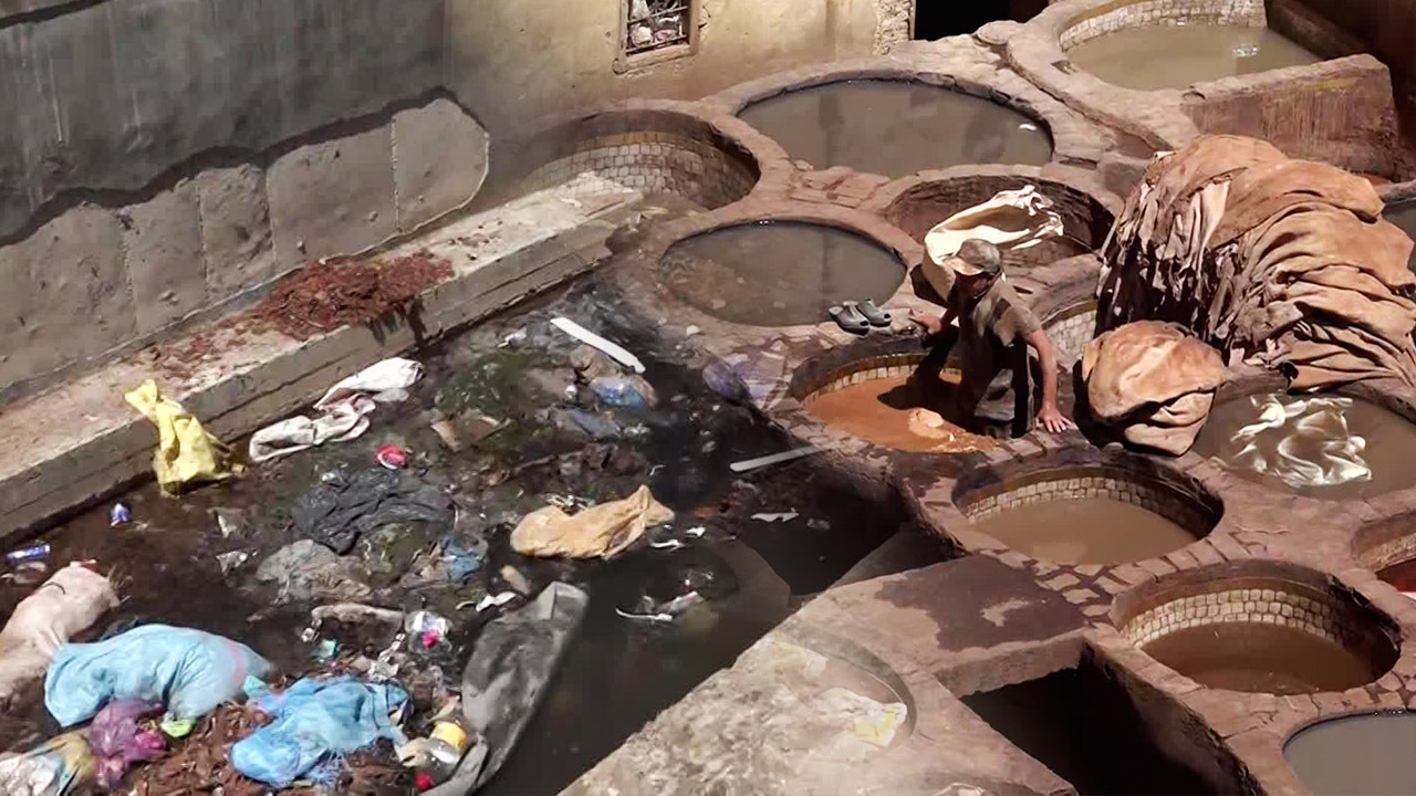 모로코 페즈의 화려한 가죽 산업 뒤에는…오염에 신음