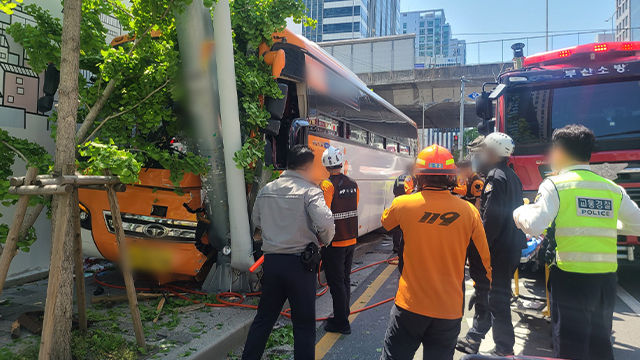 시내버스와 차량 2대 충돌…9명 부상