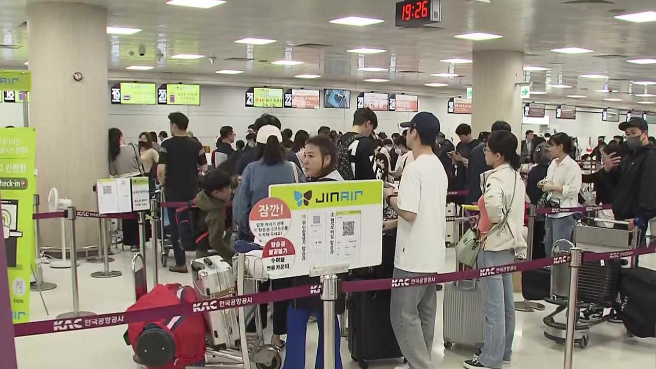 제주공항 이·착륙 재개…강풍피해 잇따라