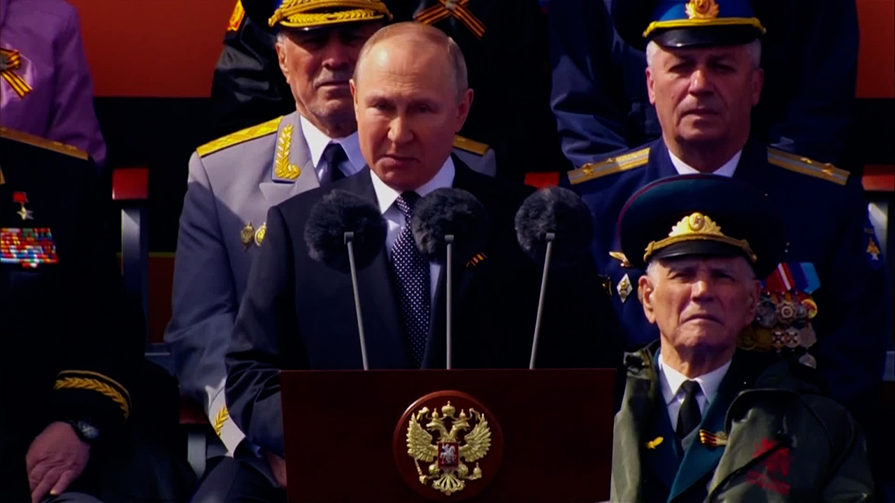 푸틴, 전승기념일에 ‘전쟁’ 선언…우크라 전역에 드론 공격