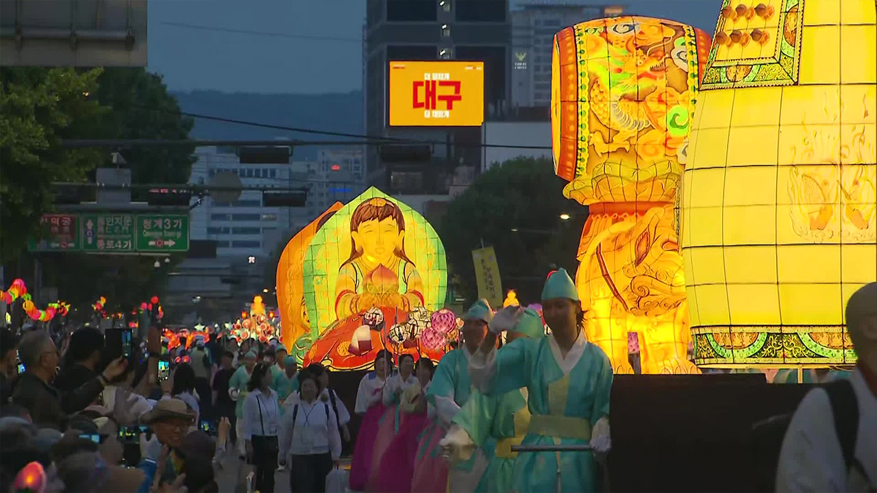 마스크 없는 부처님오신날 연등회…10만 불빛 “평화 기원”