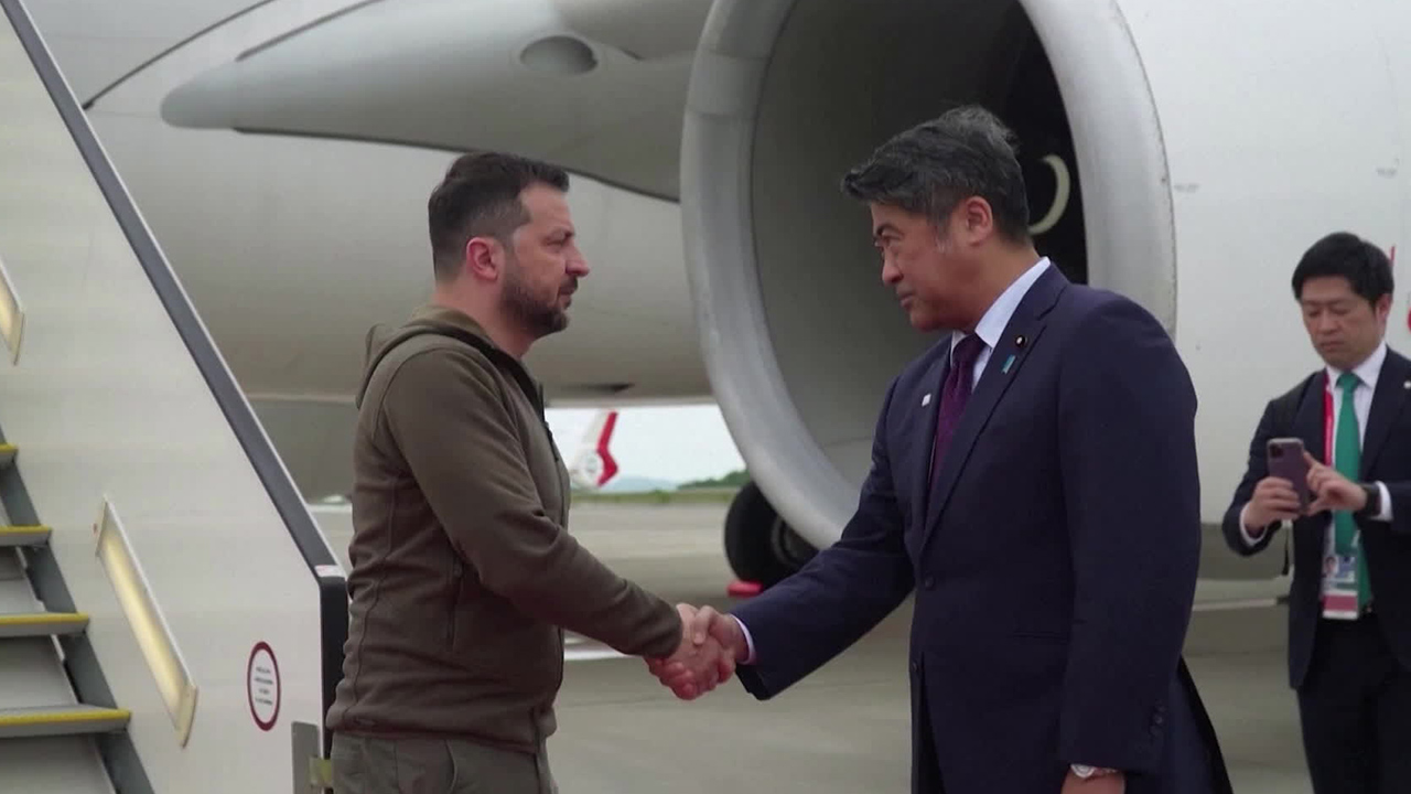 젤렌스키 G7 도착…미국, 우크라에 F-16 조종훈련 승인
