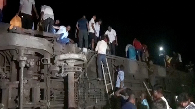 인도 열차 탈선·충돌해 최소 288명 숨져…“현재까지 한국인 사상자 없어”