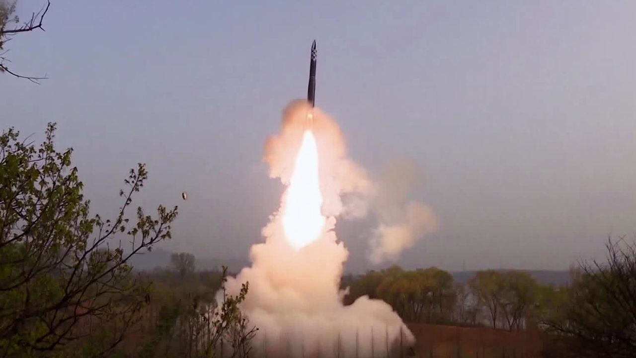 북, 단거리 미사일 2발 발사…화력격멸훈련에 “엄중 경고”