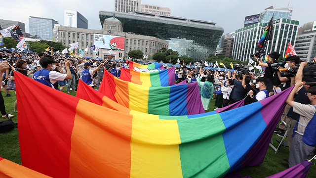 을지로에서 열린 ‘서울퀴어퍼레이드’…서울광장에선 기독교단체 행사