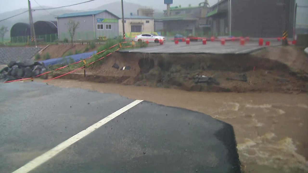 폭우에 끊어진 다리…사람도 차도 ‘고립’